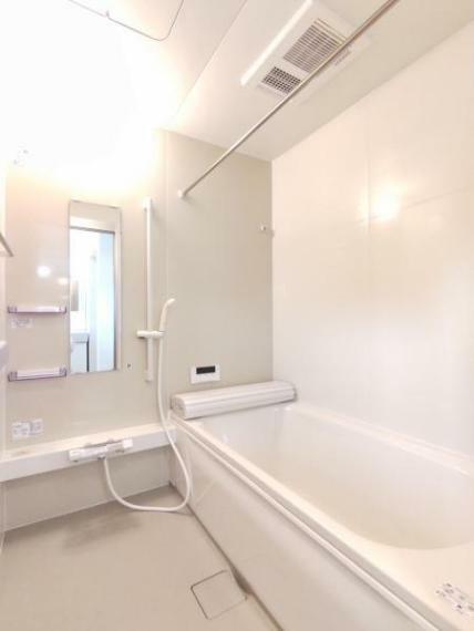 浴室 【リフォーム済】浴室は1坪タイプのハウステック製ユニットバスに新品交換しました。1坪の広々した浴槽で、足伸ばしてゆったり半身浴が楽しめます。毎日のお風呂が楽しみになりますね。