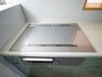 【IHコンロ】お手入れが簡単なIHコンロをシステムキッチンに採用、ワイドな洗い場も設けも野菜や食器を洗うのを便利にしました。