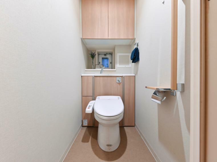 トイレ　やはり換気に重宝する小窓付き　もちろん節水タイプのトイレです