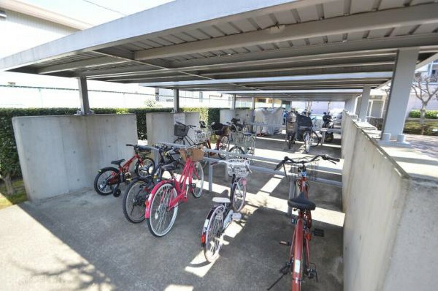 駐輪場 屋根付きなので雨の日にも利用しやすいですね。