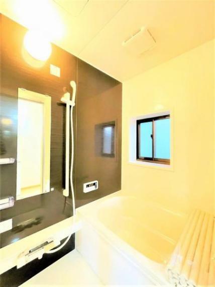 浴室 【リフォーム済】浴室はハウステック製の新品のユニットバスに交換しました。浴槽には滑り止めの凹凸があり、床は濡れた状態でも滑りにくい加工がされている安心設計です。