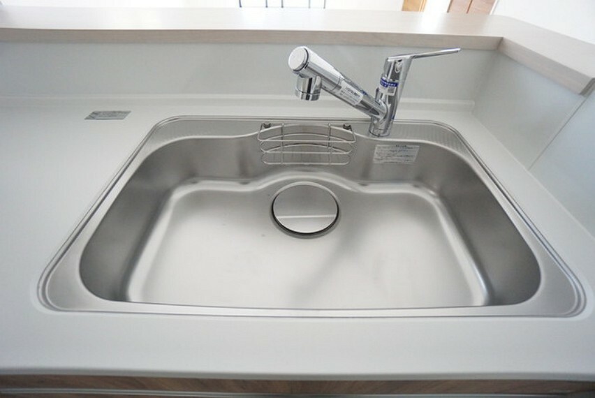 キッチン 大きなお鍋も楽々洗える幅の広く、 洗剤や石鹸、スポンジもすっきりできる収納付き。