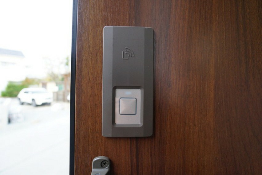防犯設備 防犯性が高い玄関扉のタッチキー。バッグから鍵を取り出す必要がなく、手が塞がっていてもボタンを押すだけで鍵が開きとっても便利ですね。