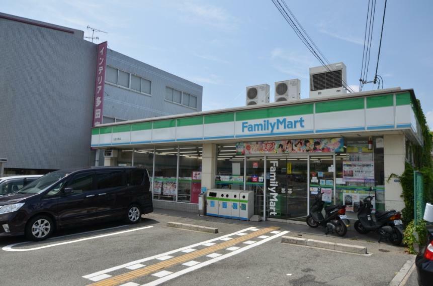 コンビニ 【コンビニエンスストア】ファミリーマート川西平野店まで584m