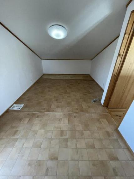 収納 小屋裏収納には窓もあり通気性良好です