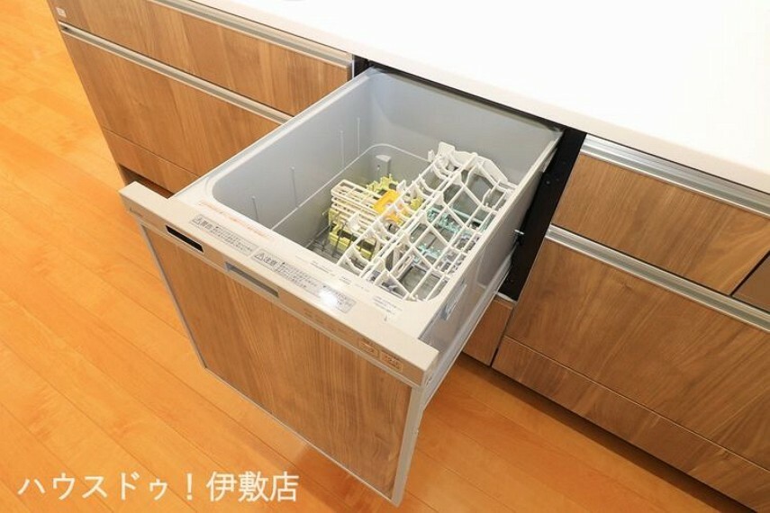 【食器洗浄乾燥機（同仕様写真）】キッチンには人気の食洗機を搭載！日々の家事の手間を低減してくれます。