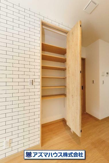キッチン ご家族で共有可能なリビング収納は天井高で収納力バッチリ！片付けるものに合わせて変えられる可動棚仕様。