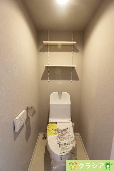 トイレ 壁には収納スペースがあり、トイレットペーパーや芳香剤などを置くのに便利ですね（2023年9月撮影）