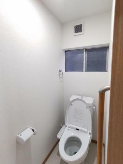 トイレ 【リフォーム済】1階トイレの写真です。トイレは新品交換し、クロス張替え・クッションフロア張替え・照明交換を実施しました。