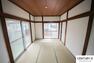 和室 日本における住宅の顔と言っても過言ではない和室は、ただ住むだけでなく、畳の香り、目透かし天井の木々の艶や木目の美しさを五感で感じることで、住まう人をひと味違った上質な空間へと誘います。