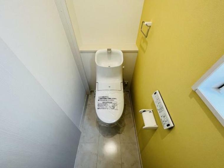 トイレ 2階トイレ　窓付きで明るく換気も充分です！