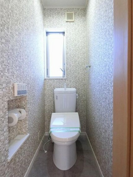 トイレ 洗浄機能・脱臭機能を完備、開口窓も設け清潔な室内を保ちます。