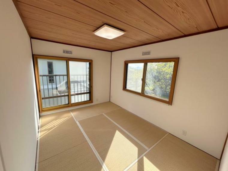 【リフォーム済】2階和室の写真です。今では少なくなりつつある和室ですが、ときには畳の香りに包まれながらくつろぐのもいかがでしょうか。畳は表替え、天井・壁クロスは張替えいたしました。
