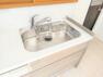 【リフォーム済】キッチンのシンクはサビにくく熱に強いステンレス製です。水はねの音を抑える静音設計で、従来よりもさらに水音が静かになっています。