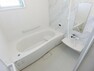 浴室 浴槽にはステップがついており、小さいお子様が安心して入れたり、半身浴にも便利です。