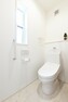 トイレ トイレは、清潔感のあるホワイトクロスでまとめられ、窓から差し込む光が優しく照らし、1人の時間をゆったりと過ごせる癒しの空間に仕上げました。（2号棟）