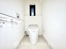 トイレ 【toilet】トイレットペーパーの使用回数を減らせることです。 シャワートイレを使用すれば、洗浄して汚れを落とすことができるため、トイレットペーパーの使用を最小限にとどめることができます。