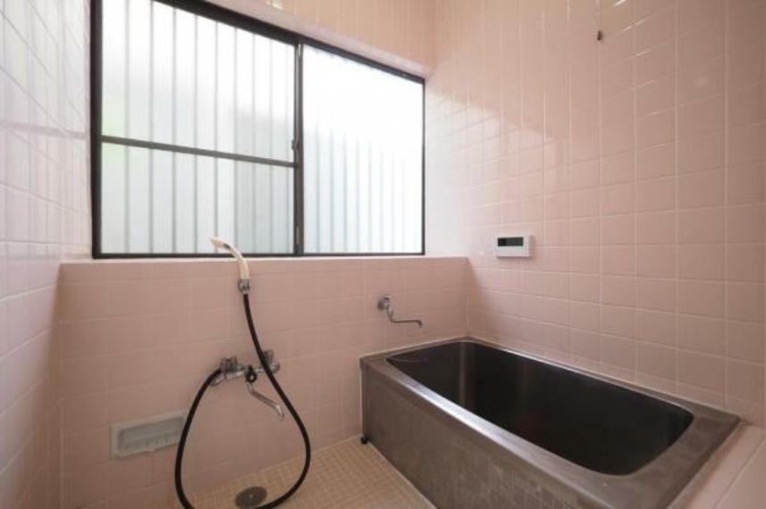 浴室 薄い桃色の温かみのあるバスルーム。採光・換気用の窓が大きく、明るい浴室となっております