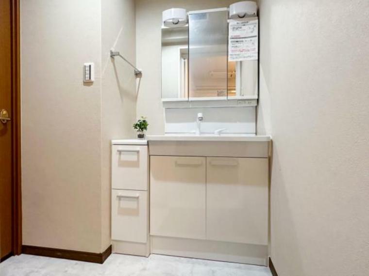 洗面化粧台 三面鏡の付いた洗面化粧台は、鏡面裏側にも機能的な収納を配置。普段使いの洗面小物やスキンケア用品などが衛生的に保管できます。