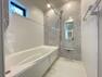 浴室 【バスルーム】 保温性能の高いサーモバス。冬でも床がひんやりしないサーモフロアなど機能性に優れています。