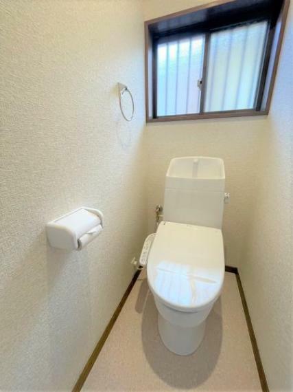 【リフォーム後/トイレ】トイレはLIXIL製の温水洗浄機能付きに新品交換しました。キズや汚れが付きにくい加工が施してあるのでお手入れが簡単です。直接肌に触れるトイレは新品が嬉しいですよね。