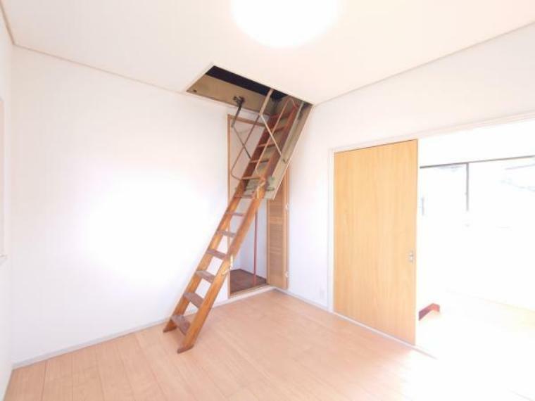 【リフォーム完成】2階4.5畳洋室はグルニエ、半間のクローゼットがあります。収納場所が多いと助かりますね。