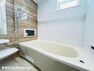 浴室 快適な使い心地とゆとりある空間が1日の疲れを解きほぐすバスルーム。空間も浴槽もゆったりのびのび使えるゆとり設計。広く感じるゆとり設計で快適なリラックスタイムを過ごせます。