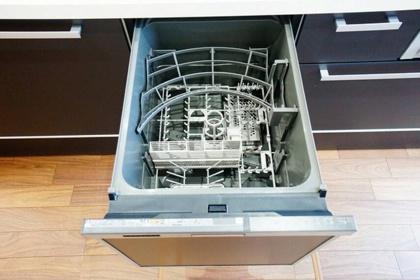 キッチン 食後の時間にゆとりを与えてくれる食器洗い乾燥機。操作ボタンも上面にあるので、腰をかがめずに操作が楽々。
