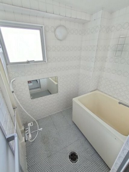 浴室 ・bathroom 窓があり自然換気ができる浴室となっております。