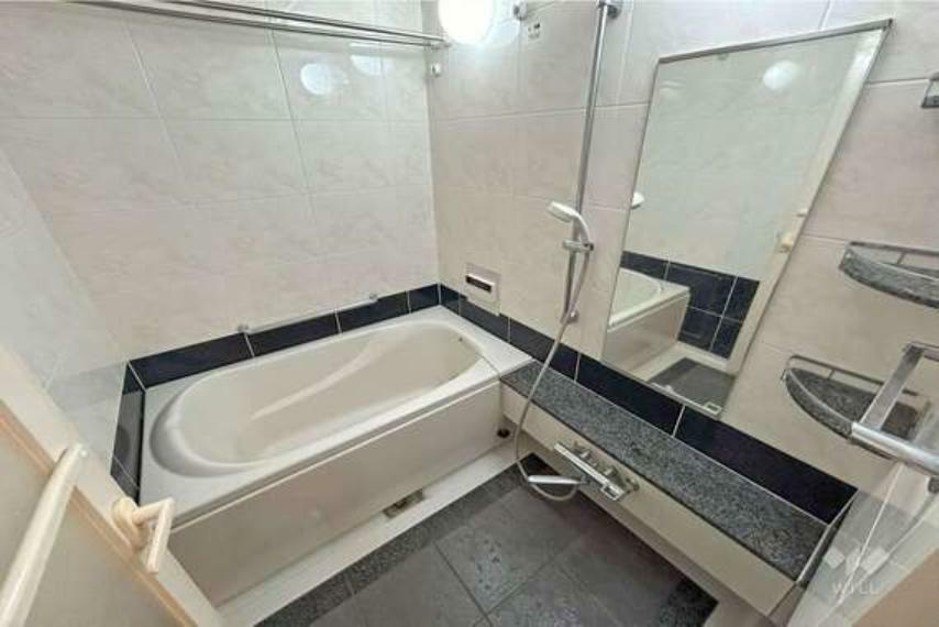 【浴室】白基調の清潔感のある浴室となっております。足を伸ばせるゆったりとしたサイズの浴槽です。
