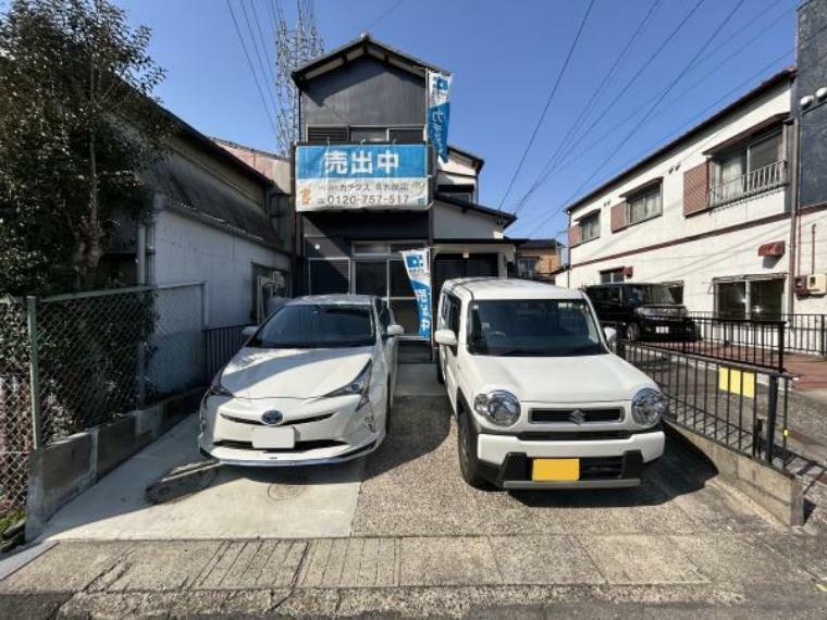 駐車場 【外観】駐車は並列2台可能です。並列なので出し入れしやすいです。外壁塗装、駐車場拡張、バルコニー交換しています（令和4年9月実施）。