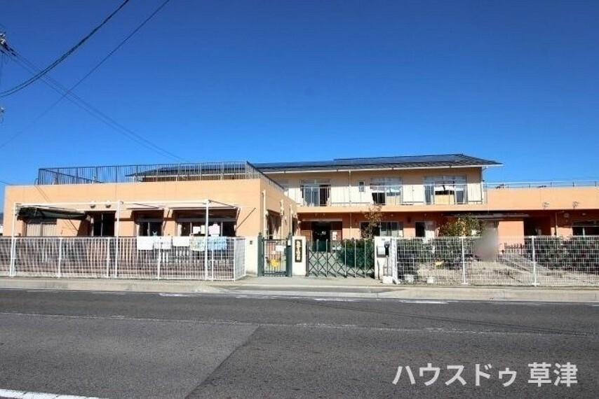 幼稚園・保育園 【あおぞら保育園】給食・アレルギー対応・調理室が見えるようにする等、食育を大切にしている保育園です。お芋ほりや夏祭り、運動会など季節の行事や遠足などの園外活動も取り入れられています。