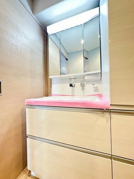 ランドリースペース 清潔感のある洗面台は収納力もあり、いつでもすっきりとした洗面室に。