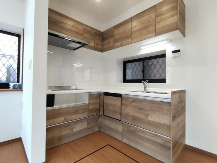 キッチン 手を伸ばせばそこに収納が。安定した使用感の吊戸棚つきのキッチン空間。