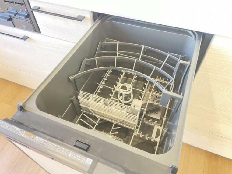 【リフォーム後/キッチン】キッチンには、ビルトイン式の食洗機が内蔵されています。面倒な食器洗いも、楽しく早く出来そうで嬉しいですね。