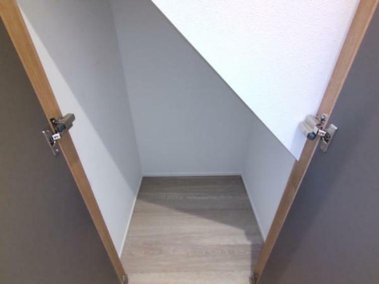 【階段下収納】階段の下には収納スペースがございます。
