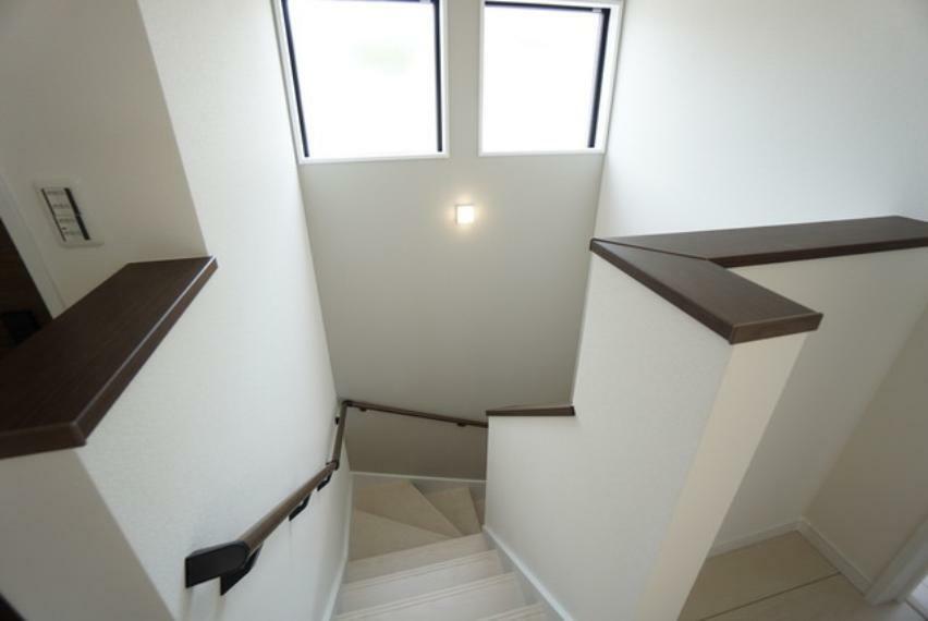 構造・工法・仕様 採光も十分に計算された、手摺付き階段です。安全に上り下りできますね＾＾