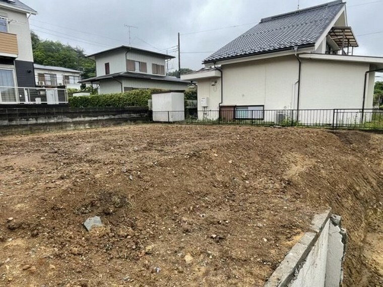 現況写真 土地の面積＝住宅面積ではありません。建ぺい率の問題などで、土地のある場所によって住宅を建てられる面積は限られています。高さもしかり、「土地」という言葉の中には、建築条件も含まれると考えておきましょう。