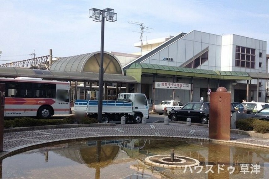 JR瀬田駅【JR瀬田駅】周辺にはコンビニや銀行、お買い物に便利な商業施設が揃う生活至便な環境です。近江一の宮といわれる建部大社まで車で7分、観光スポットへのアクセスも良好です。