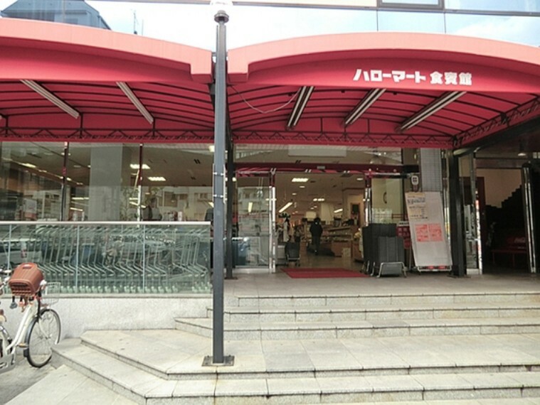 スーパー JR常磐線北松戸駅から徒歩3分くらい。21時まで営業しているので、会社帰りにも利用しやすいです。立地と営業時間も利便性が高いスーパーです。