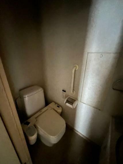 洗面スペース側に面したウオシュレット付トイレ！
