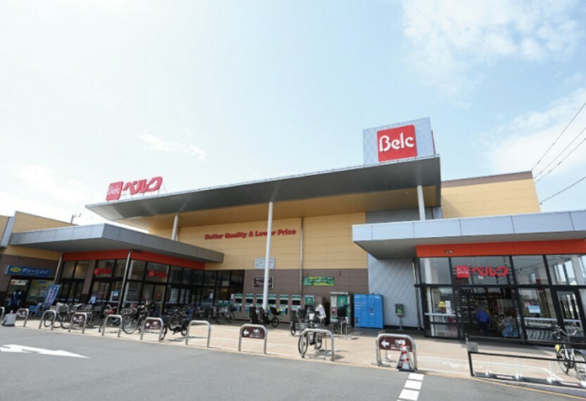 スーパー 現地から280m（最長）　ベルク 和光白子店　朝9時から夜12時まで営業している店舗で、136台収容の大きな駐車場もあり、日々のお買い物にも便利なスーパーマーケットです。