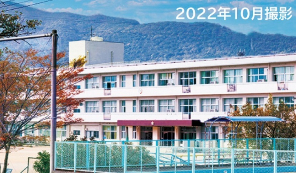 現地から1850m～1940m。　川崎小学校　明治7年川崎学校として創設された伝統ある学校です。地域の方々も協力的で,温かい風土に満ちています。（約1,940m・徒歩25分）