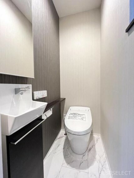 トイレ 2階のトイレはスッキリとしたタンクレス仕様。便利な手洗いキャビネットが嬉しいですね。