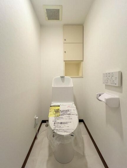 トイレ ・洗浄機能を標準完備、清潔な空間が印象的です。