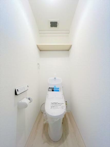 構造・工法・仕様 【同仕様写真】トイレはLIXIL製の温水洗浄機能付きに新品交換します。キズや汚れが付きにくい加工が施してあるのでお手入れが簡単です。直接肌に触れるトイレは新品が嬉しいですよね。