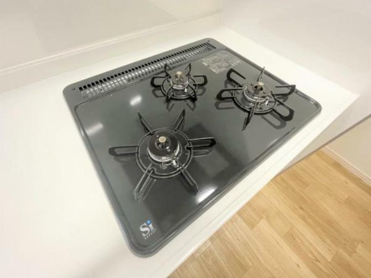 【リフォーム済/コンロ】新品交換予定のキッチンは3口コンロで同時調理が可能。大きなお鍋を置いても困らない広さです。お手入れ簡単なコンロなのでうっかり吹きこぼしてもお掃除ラクラクです。