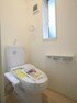 トイレ 毎日使う場所だからこそ、使い勝手を考慮しました。白を基調に、飽きのこない空間は質感豊かな仕上がりとなっております。