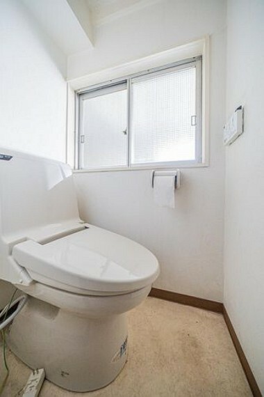 【トイレ】トイレには窓があります。洗浄便座付きのトイレです