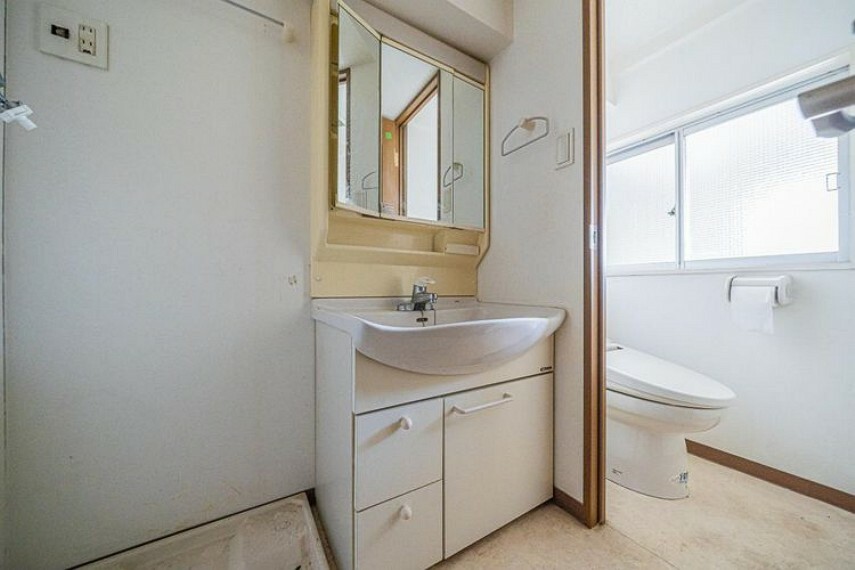 【洗面室】洗面化粧台は、三面鏡を採用。正面からだけでなく、左右から鏡が確認でき便利。三面鏡の裏側に洗面道具を収納できます